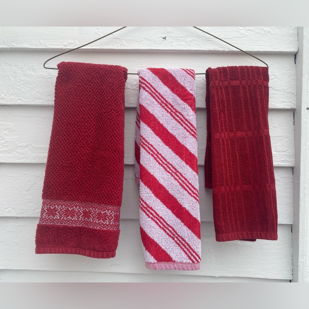 Christmas Kitchen Towel Set of 3 ♥️♥️♥️ Red and White Snowflakes Candy-cane ❄️
